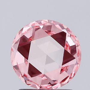 Peut inclure: Une pierre précieuse rose ronde et facettée, taillée en brillant. La gemme présente un motif complexe de facettes triangulaires et en forme de losange, réfléchissant la lumière. La couleur est un rose doux et délicat, avec des accents roses plus foncés.