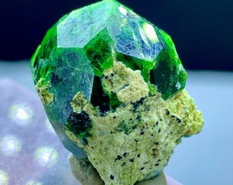 パキスタン・スカルドゥ産天然アンドラダイトガーネット結晶の完全な