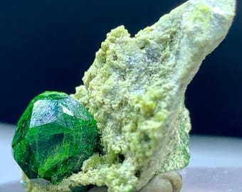 パキスタン・スカルドゥ産天然アンドラダイトガーネット結晶の完全な