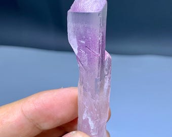 Cristal de kunzita rosa transparente pulido naturalmente de grado gema de Afganistán -
