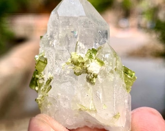 Cúmulo de cristales de turmalina verde sobre matriz de cuarzo – Ejemplar mineral de Pakistán