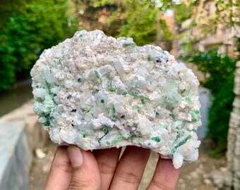 Cúmulo de cristales de turmalina verde sobre matriz de cuarzo - Skardu, Pakistán