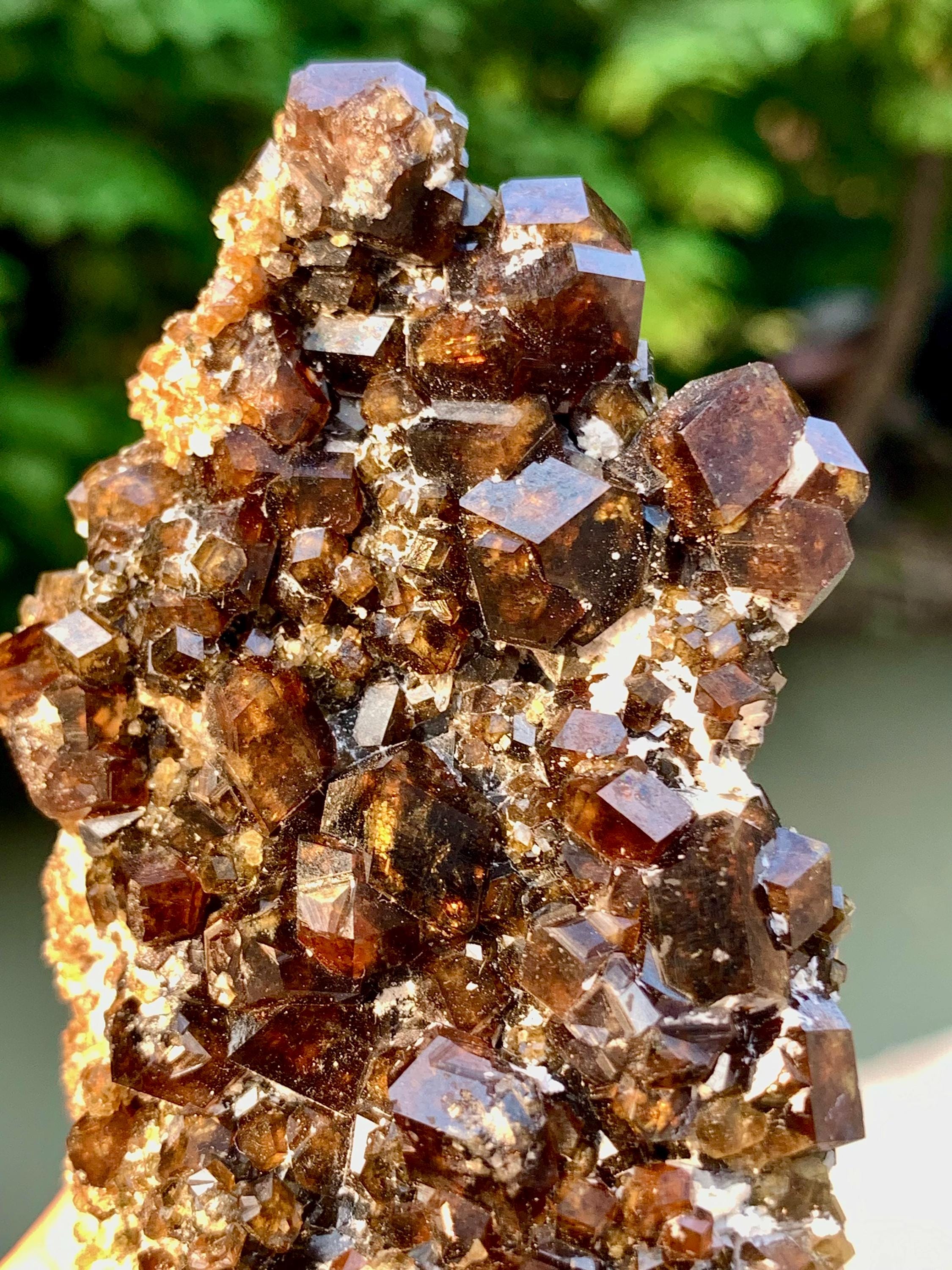 パキスタン・スカルドゥ産天然アンドラダイトガーネット結晶の完全な