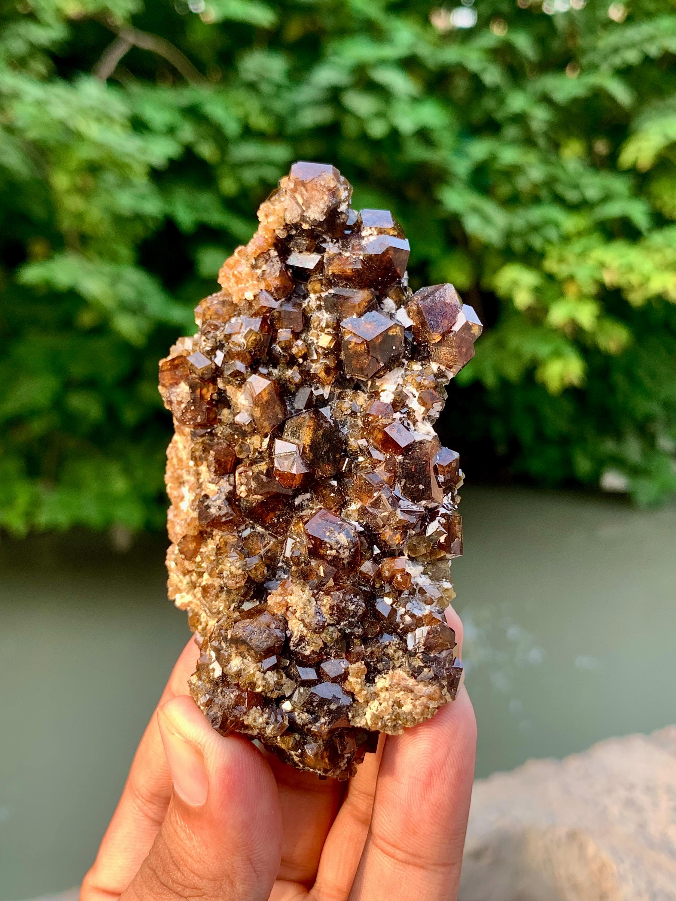 パキスタン・スカルドゥ産天然アンドラダイトガーネット結晶の完全な