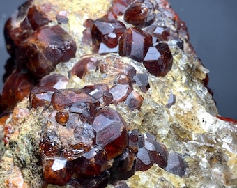 パキスタン・スカルドゥ産天然アンドラダイトガーネット結晶の完全な