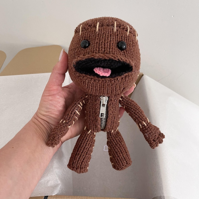 Peluche di Sackboy dal videogioco "Sackboy A Big Adventure" immagine 1