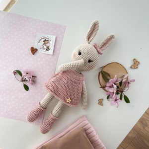 Juguete de peluche conejito de ganchillo, muñeco de peluche conejito, conejo con vestido naranja rosa, regalo de niña personalizado, regalo de embarazo, juguete de conejito de Pascua imagen 1