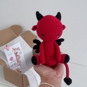 Bambola rossa all'uncinetto del diavolo, peluche di Lucifero - Regalo unico per la fidanzata, il fidanzato