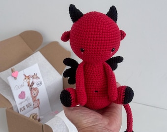 Bambola rossa all'uncinetto del diavolo, peluche di Lucifero - Regalo unico per la fidanzata, il fidanzato