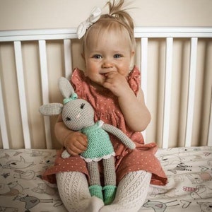 Bunny knuffel, schattig konijntje amigurumi, gehaakt konijn meisje jongen, katoen gevuld dier cadeau, peuter cadeau, gehaakt speelgoed voor een pasgeboren baby afbeelding 5