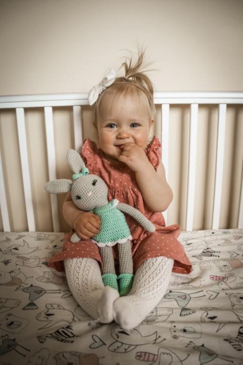 Bunny knuffel, schattig konijntje amigurumi, gehaakt konijn meisje jongen, katoen gevuld dier cadeau, peuter cadeau, gehaakt speelgoed voor een pasgeboren baby afbeelding 5