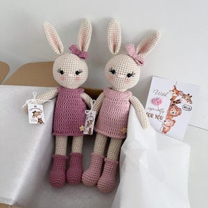 Virkad påskhare plyschdocka i klänning, påskkorg fylld kanin, personlig present till babyflicka