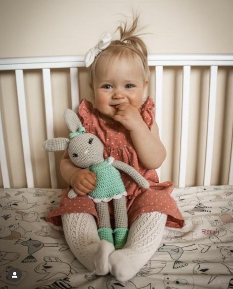 Juguete de peluche conejito de ganchillo, muñeco de peluche conejito, conejo con vestido naranja rosa, regalo de niña personalizado, regalo de embarazo, juguete de conejito de Pascua imagen 9