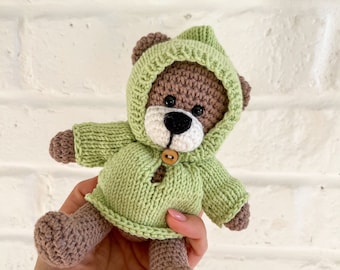 Сute Teddybär in einem Hoodie, gehäkeltes braun, beige, graues Bärnspielzeug, Teddybärplüsch, neues Babygeschenk, Teddybär-Babyparty