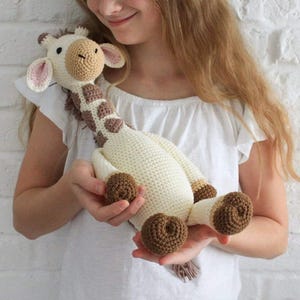 Virkad giraffamigurumi, Safaridjur, Anpassad plyschgiraff, Gosedjur och plyschleksaker, Nyföddpresent, Graviditetspresent