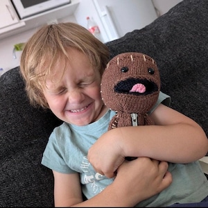 Peluche di Sackboy dal videogioco "Sackboy A Big Adventure" immagine 3