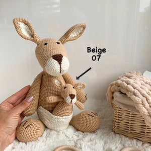 Familia de canguros de ganchillo, animales australianos, peluches y peluches, decoración de guardería grande, idea de regalo personalizada para el 1er cumpleaños imagen 5