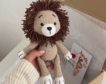 Lindo león de ganchillo en un chaleco, decoración de guardería Boho Lion, regalo de baby shower de león, regalo de 1er cumpleaños, león de felpa personalizado, guardería Safari