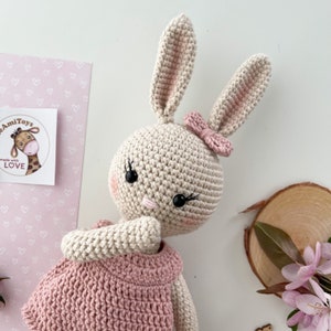 Juguete de peluche conejito de ganchillo, muñeco de peluche conejito, conejo con vestido naranja rosa, regalo de niña personalizado, regalo de embarazo, juguete de conejito de Pascua imagen 2