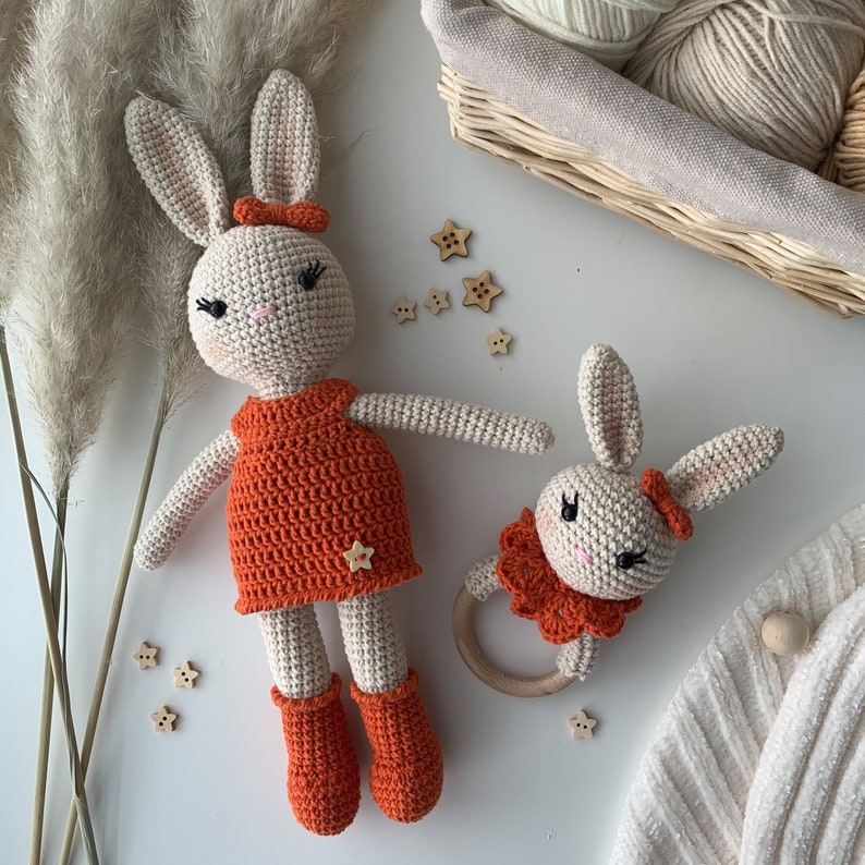 Bunny knuffel, schattig konijntje amigurumi, gehaakt konijn meisje jongen, katoen gevuld dier cadeau, peuter cadeau, gehaakt speelgoed voor een pasgeboren baby Bunny & rattle