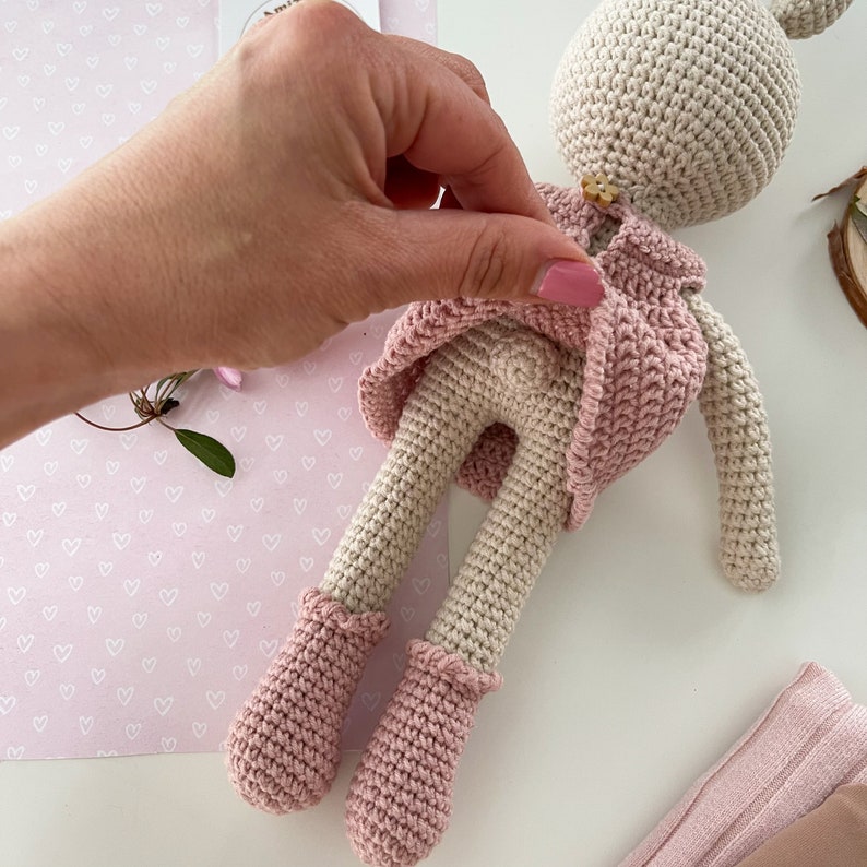 Juguete de peluche conejito de ganchillo, muñeco de peluche conejito, conejo con vestido naranja rosa, regalo de niña personalizado, regalo de embarazo, juguete de conejito de Pascua imagen 3