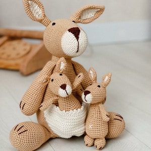 Familia de canguros de ganchillo, animales australianos, peluches y peluches, decoración de guardería grande, idea de regalo personalizada para el 1er cumpleaños Mother and 2 baby