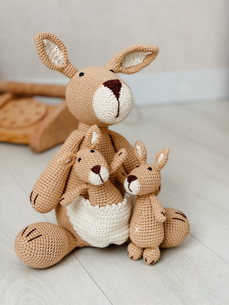 Familia de canguros de ganchillo, animales australianos, peluches y peluches, decoración de guardería grande, idea de regalo personalizada para el 1er cumpleaños Mother and 2 baby