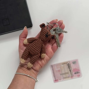 Сrochet Mr. Bean Teddybär Plüsch - Schlüsselanhänger, Rucksack Zubehör, Auto Rückspiegel Anhänger - Mr. Beans Liebhaber Geschenk