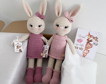 Bambola di peluche coniglietto pasquale, giocattolo ripieno di coniglietto all'uncinetto, coniglio in abito rosa, coniglietto ripieno di cestino pasquale, regalo per bambina personalizzato