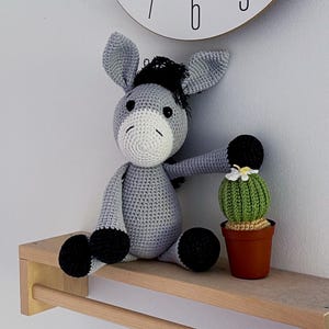 Burro gris de crochet de 25 cm de alto, Burro de peluche, Muñeco de peluche de burro, Decoración de rancho Amigurumi, 1er cumpleaños de niño