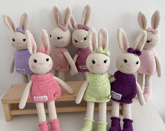 Jolie poupée en peluche lapin, peluche lapin au crochet, lapin en robe, lapin avec nom, cadeau bébé fille personnalisé