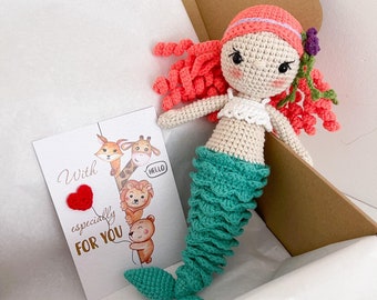 La adorable sirena es un gran regalo para cada princesita, la muñeca de peluche de ganchillo es un artículo único para una niña pequeña, decoración de fiesta de sirena