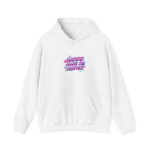 Può includere: Felpa con cappuccio bianca con tasca frontale e coulisse. La parte anteriore presenta il testo "Haters Make Me Hotter" in un carattere colorato in stile bolla con spruzzi rosa, blu e verdi.