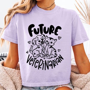 Camiseta de futuro veterinario, camiseta de aspirante a veterinario, linda camiseta para amantes de los animales, regalo para estudiantes de veterinaria, camiseta de perro y gato de dibujos animados, camiseta de trabajo de ensueño, regalo de graduación