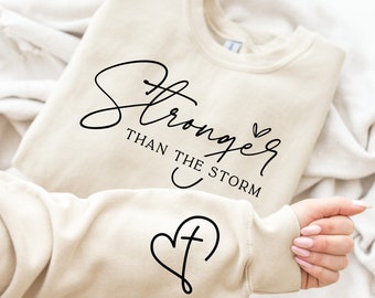 Sudadera más fuerte que la tormenta, camiseta boho de cuidado personal, suéter inspirador para mujeres, sudadera cristiana, camisa con versículo bíblico