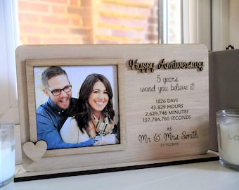 Personalisierter Bilderrahmen aus Holz mit Bild - alles Gute zum Jahrestag - 5 Jahre - Holzjubiläum - Personalisierbarer Text für jeden Anlass