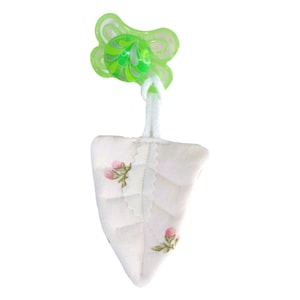 Glow in the dark Weiße Blume add-on Schnullerblatt. Nachtzeitalltag Baby oder Kleinkind schläft. Recycelter Stoff | Baby-Dusche-Geschenk | FARBENFROHE