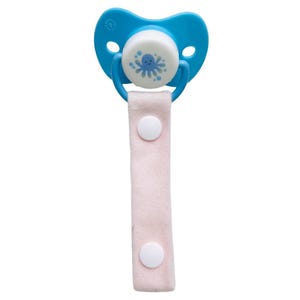 Könnte beinhalten: Ein blauer Schnuller mit einem weißen und blauen Octopus-Design auf dem Sauger. Der Schnuller ist an einem rosa Stoffband mit zwei weißen Druckknöpfen befestigt.