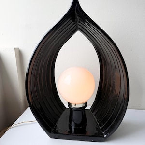 Vintage Sculptural Black Table Lamp – Glossy Ceramic Shell Design – Mid Century Modern Mood Lighting – Unique Accent Lamp