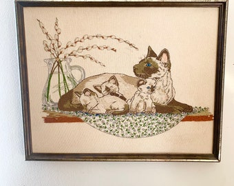 Vintage crewel Siamese cat decor. Vintage Framed Cat family needlepoint. gift for cat Mom. Siamese cats crewel.