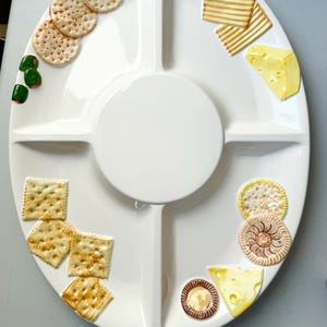 Vintage große ovale &quot;&quot;Crackers &#39;n Cheese&quot;&quot; Klapperplatte - geteiltes Serviertablett von Heritage Mint, Made in Japan.&quot;