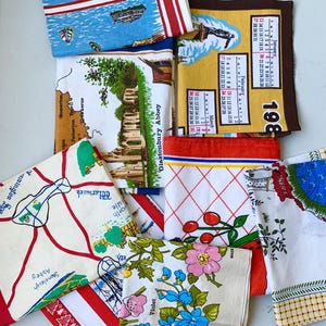 Torchon vintage. Souvenir des années 1960-1970.  Calendrier et linge de maison fleuri. Serviettes de carte du Royaume-Uni.  Linge de cuisine rétro à exposer ou à habiller