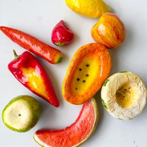 Set di frutta in cartapesta vintage - 10 pezzi colorati / Decorazione di frutta finta / Stile cucina retrò / Accessori da esposizione leggeri / Ciotola di frutta piena