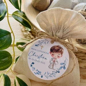 Set 20 Tag per Comunione con delicate foglie dalle sfumature azzurre e Bimbo raccolto in preghiera , Personalizzate