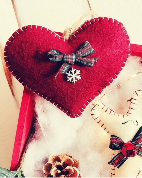 Décoration coeur pour sapin de Noël en feutre cousu entièrement à la main  avec nœud et application flocon de neige en bois blanc -  France
