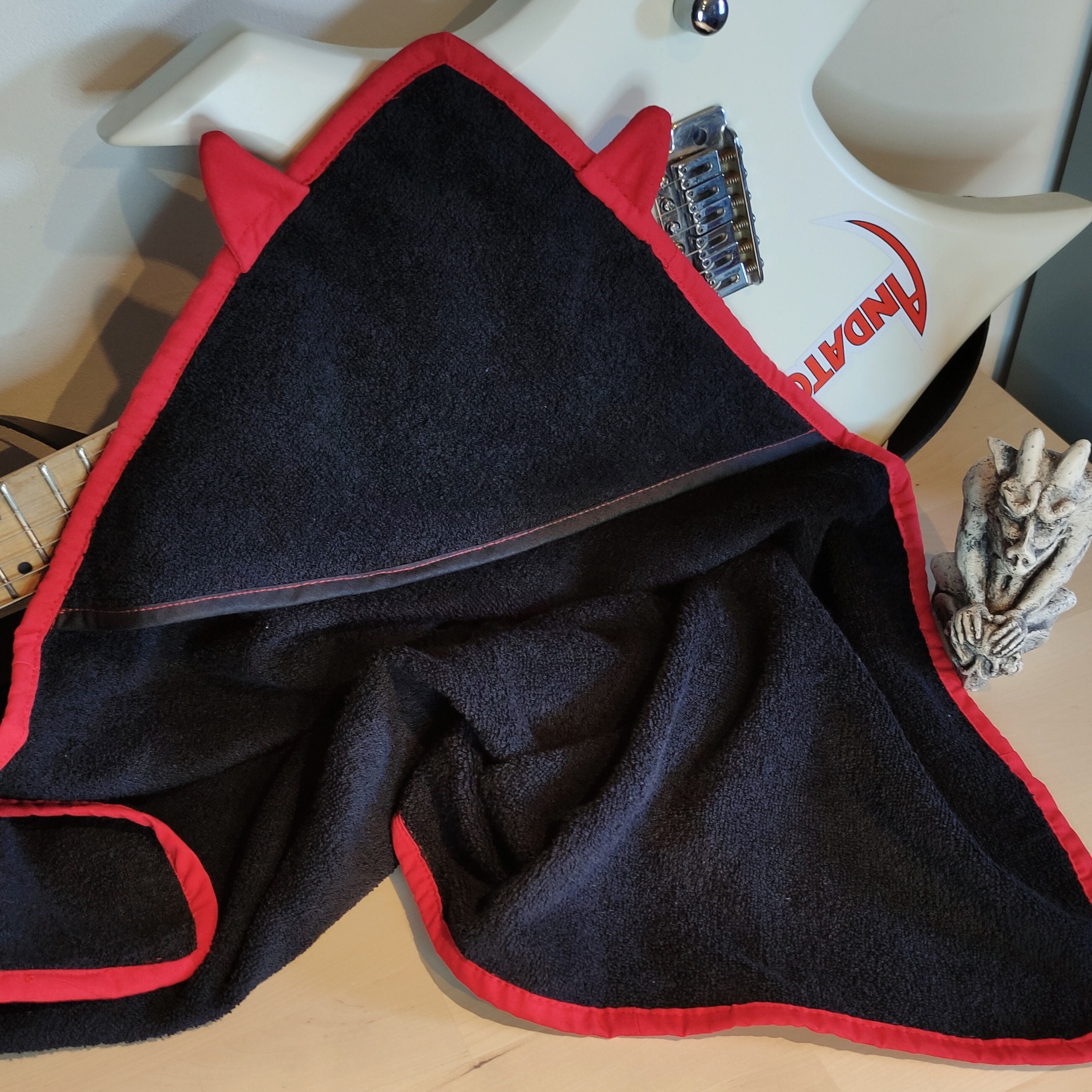 Cape de Bain, Serviette à Capuche, Sortie Bain Toilette Bébé Noir Cornes Diablotin Rouge en Coton