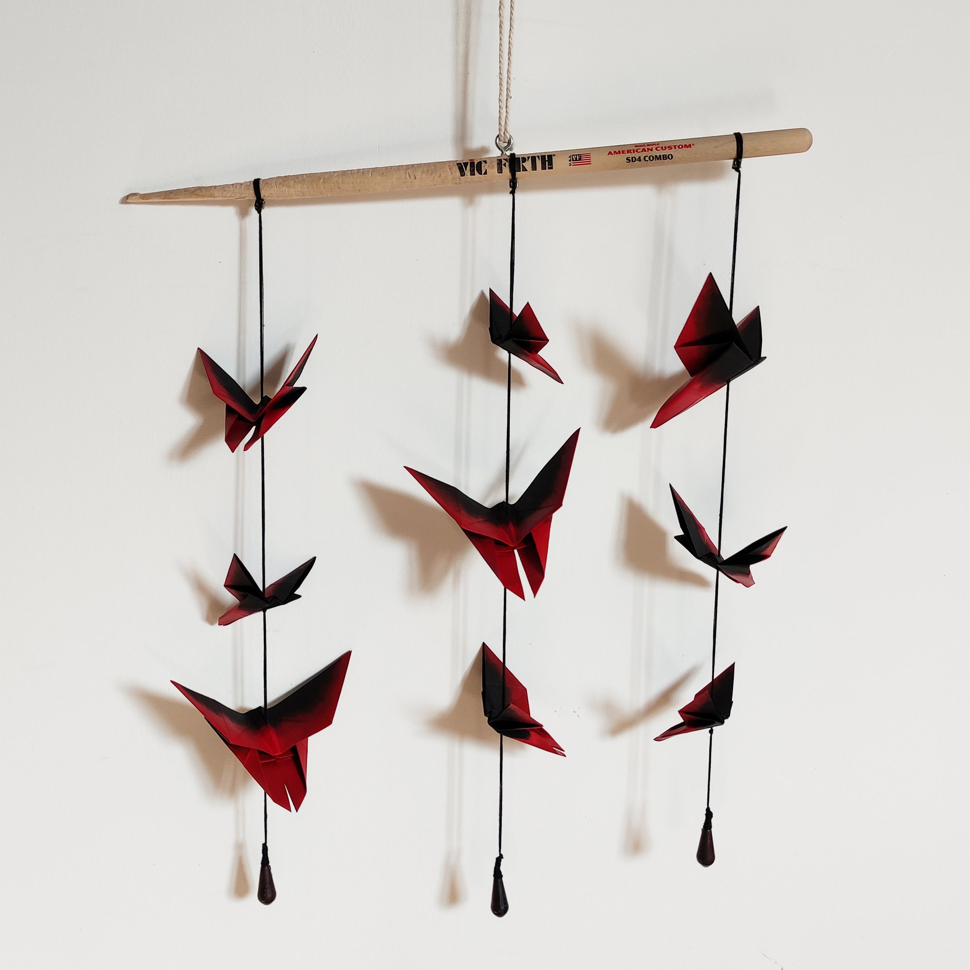 Suspension Origami Papillons Noir et Rouge avec Baguette de Batterie Usée