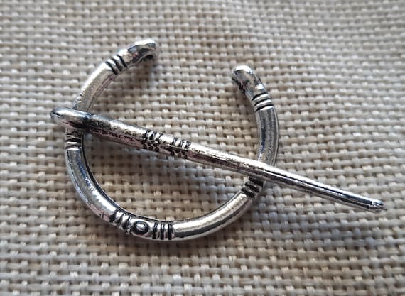 Small Viking Brooch -  Penannular Shoulder Shawl - Scarf Clasp - Cloak Pin - Medieval Jewelry - Norse Viking Cosplay accesory -  Pin Badge