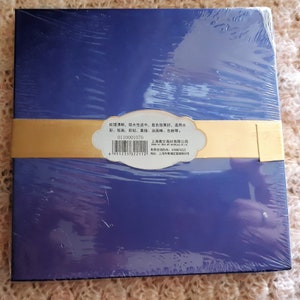 K&ouml;nnte beinhalten: Eine blaue Box mit einem goldenen Etikett. Das Etikett enth&auml;lt Text in Chinesisch und Englisch. Der Text auf dem Etikett lautet: "Die Textur ist klar, die Wasseraufnahme ist mittelm&auml;&szlig;ig, der Farbeffekt ist gut, geeignet f&uuml;r Aquarell, Gouache, Buntstift, Skizzieren, &Ouml;lpastell, Farbpulver usw. Shanghai Aowen Art Materials Co., Ltd. Kostenlose Hotline: 4008876223 Adresse: Shanghai City"