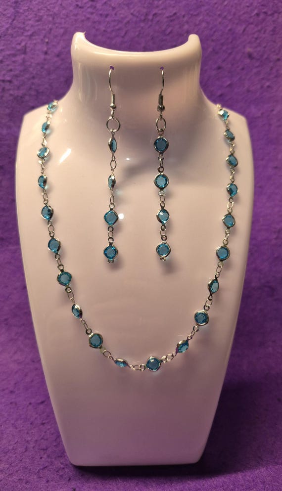 Stainless steel and Crystal Set (necklace and earrings), Blue or Green beads, Rhodium or Gold color chain. In a velvet gift bag